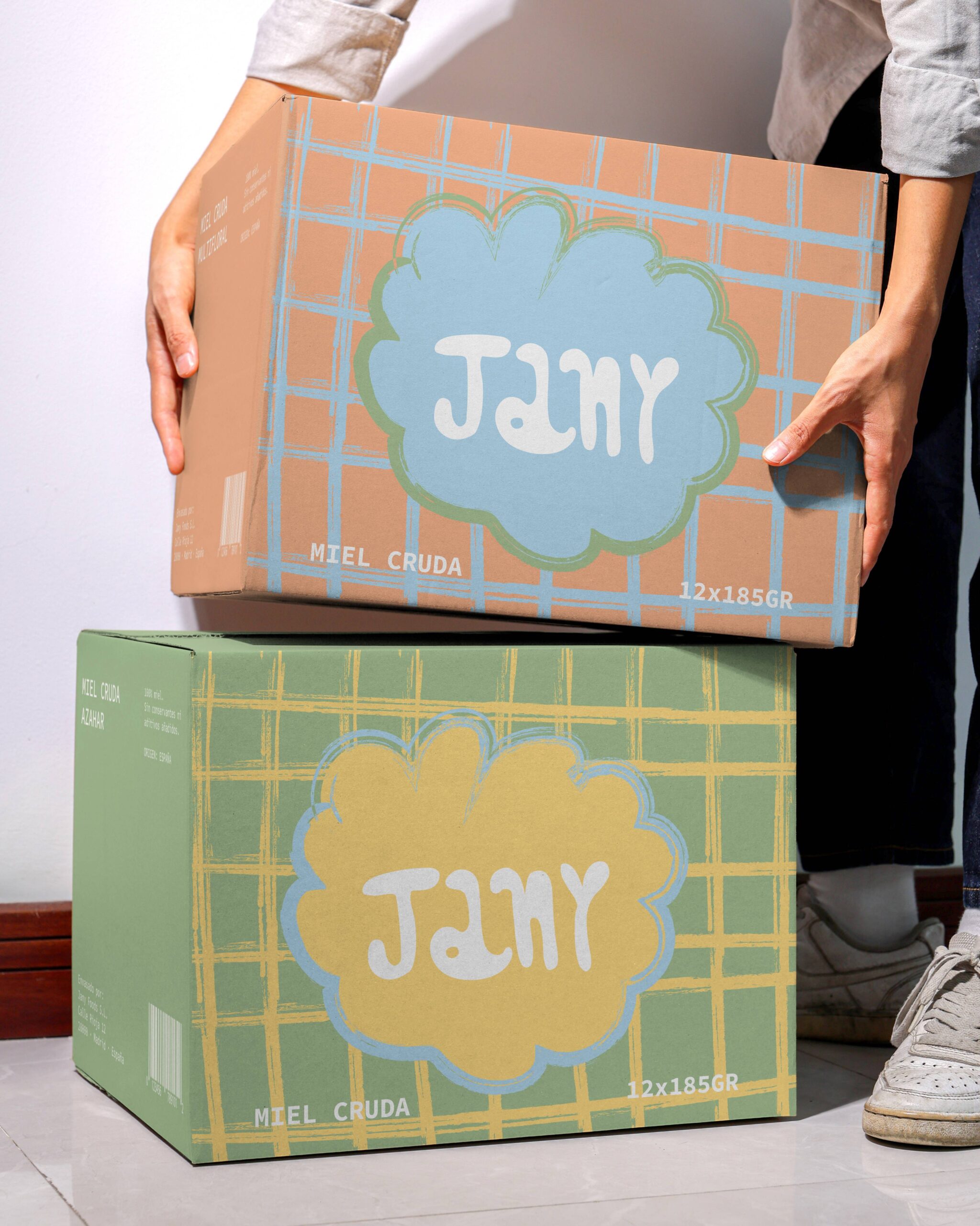 Packaging de cajas para Jany con diseño gráfico artesanal y colores suaves, desarrollado para una marca de miel cruda con identidad visual contemporánea.