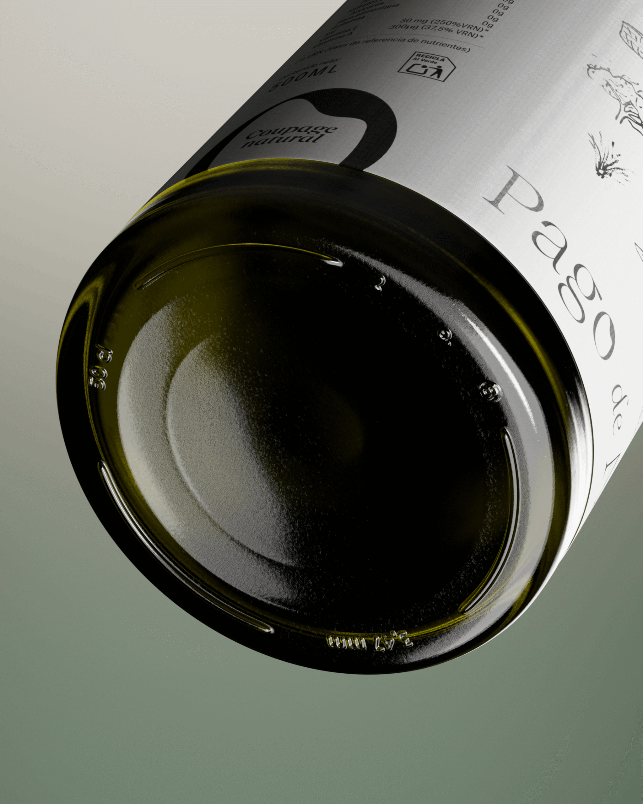 Detalle inferior de botella de aceite Pago de Amezcua con packaging premium minimalista