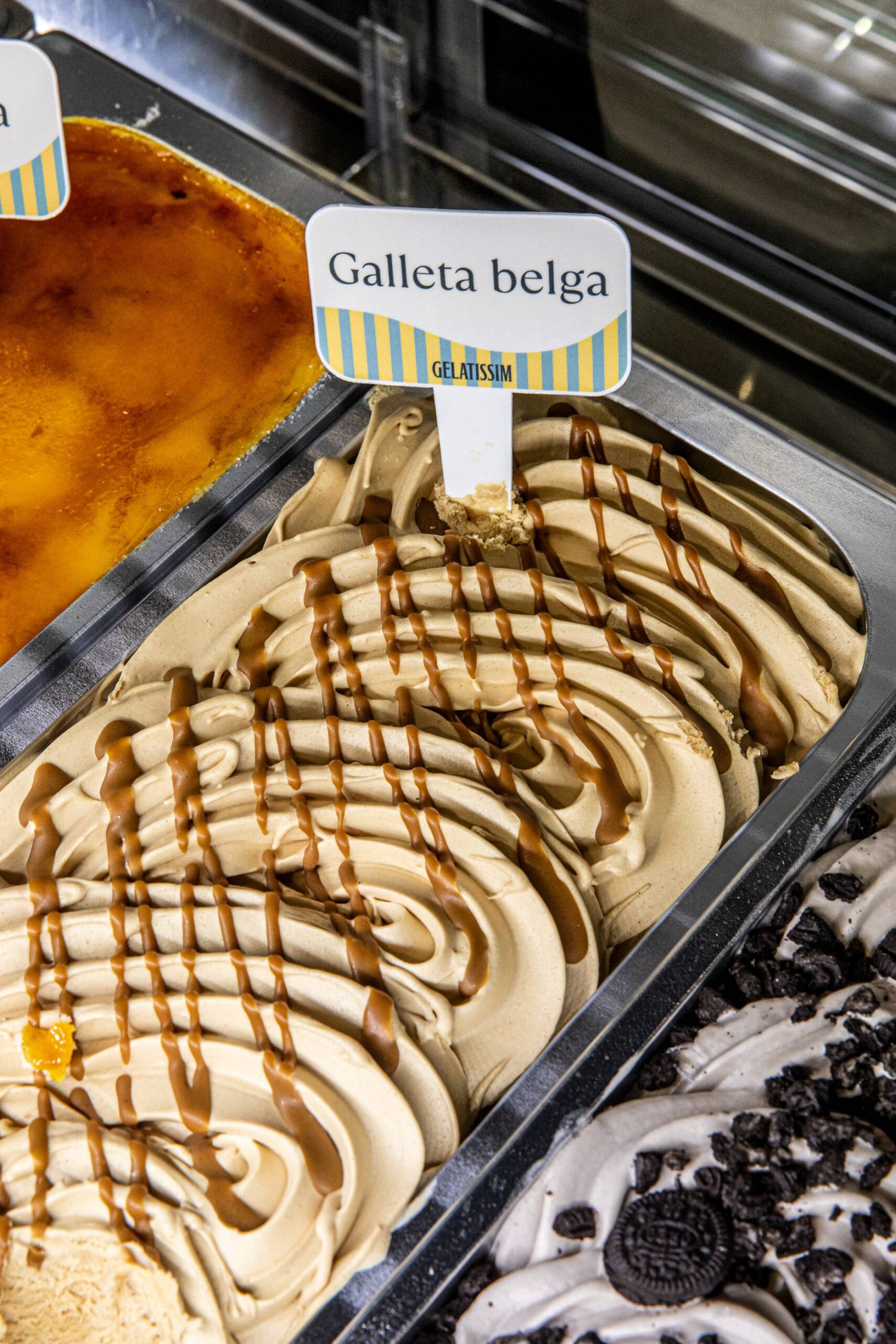 Helado artesanal sabor galleta belga Gelatissim en vitrina.