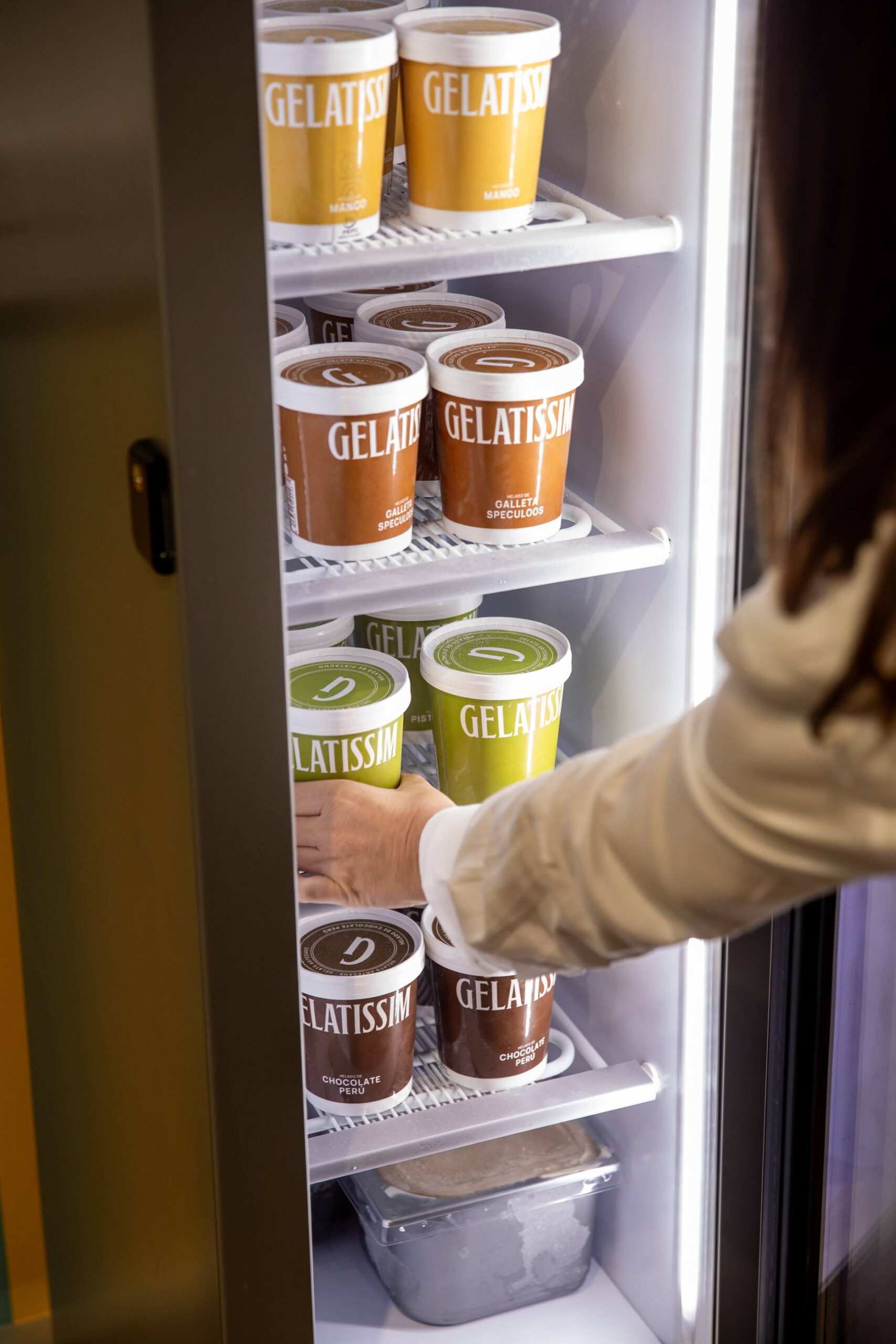 Nevera con tarrinas de helado Gelatissim de varios sabores.