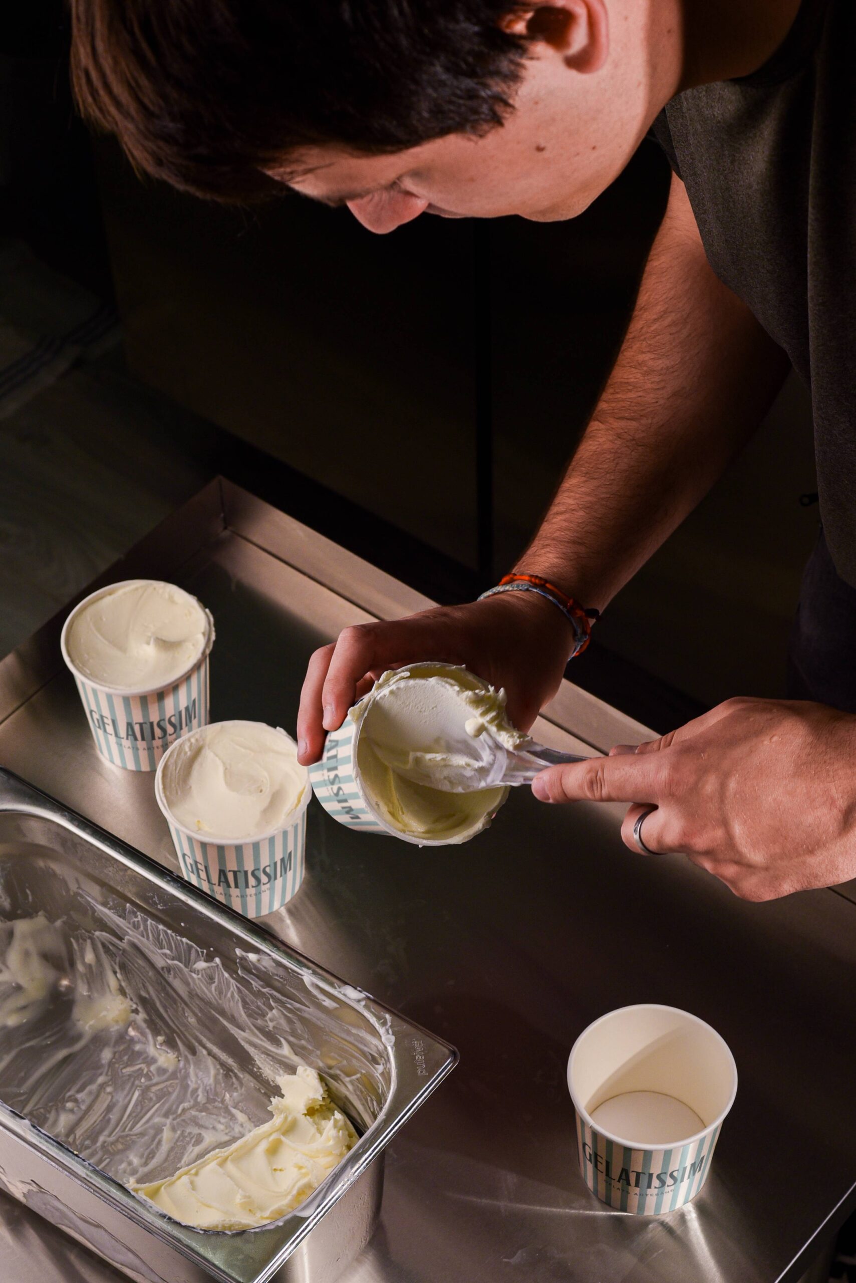 Persona preparando helado artesanal Gelatissim en cocina.