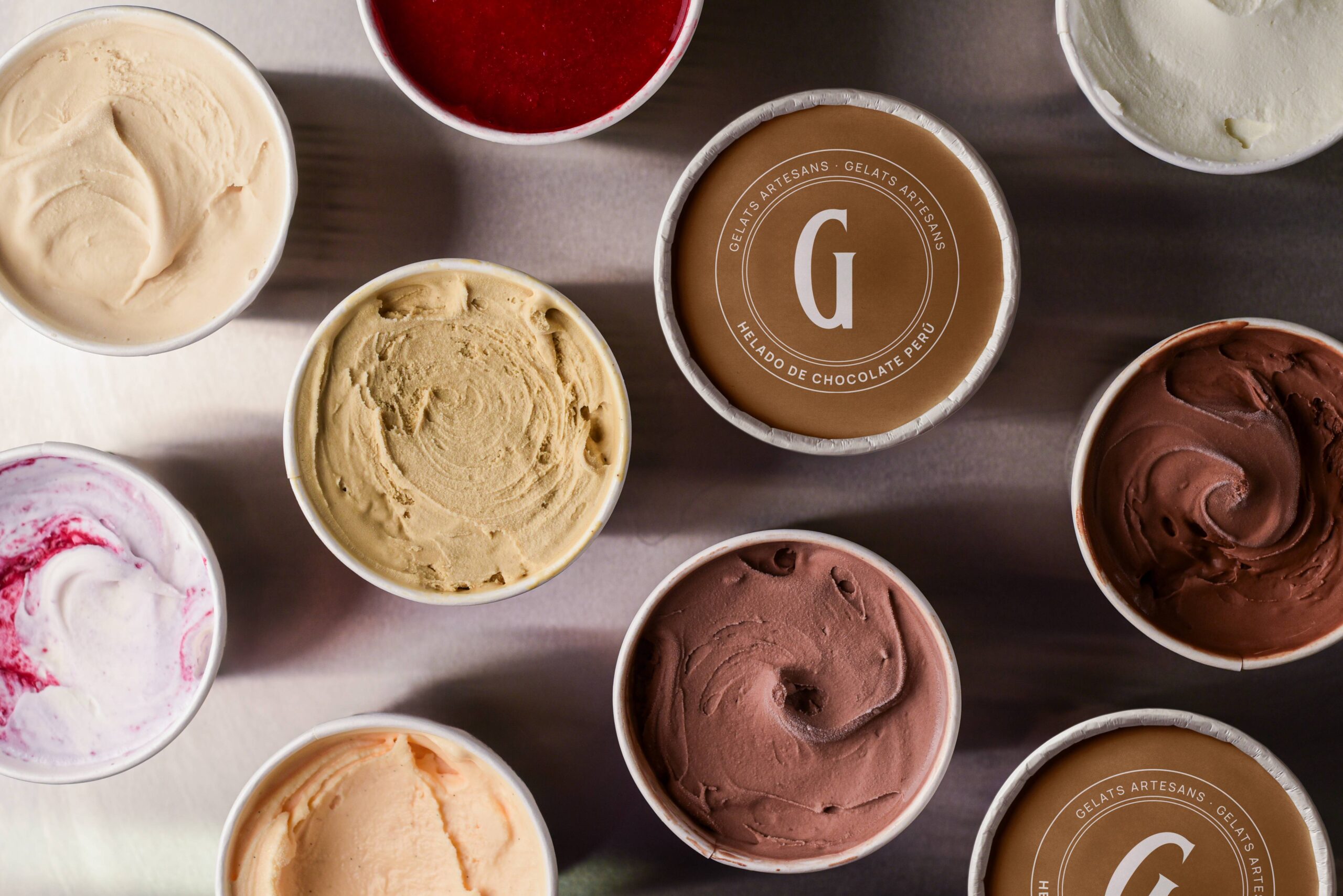 Selección de helados artesanos Gelatissim en distintos sabores y packaging de marca diseñado por Sentia Estudio.