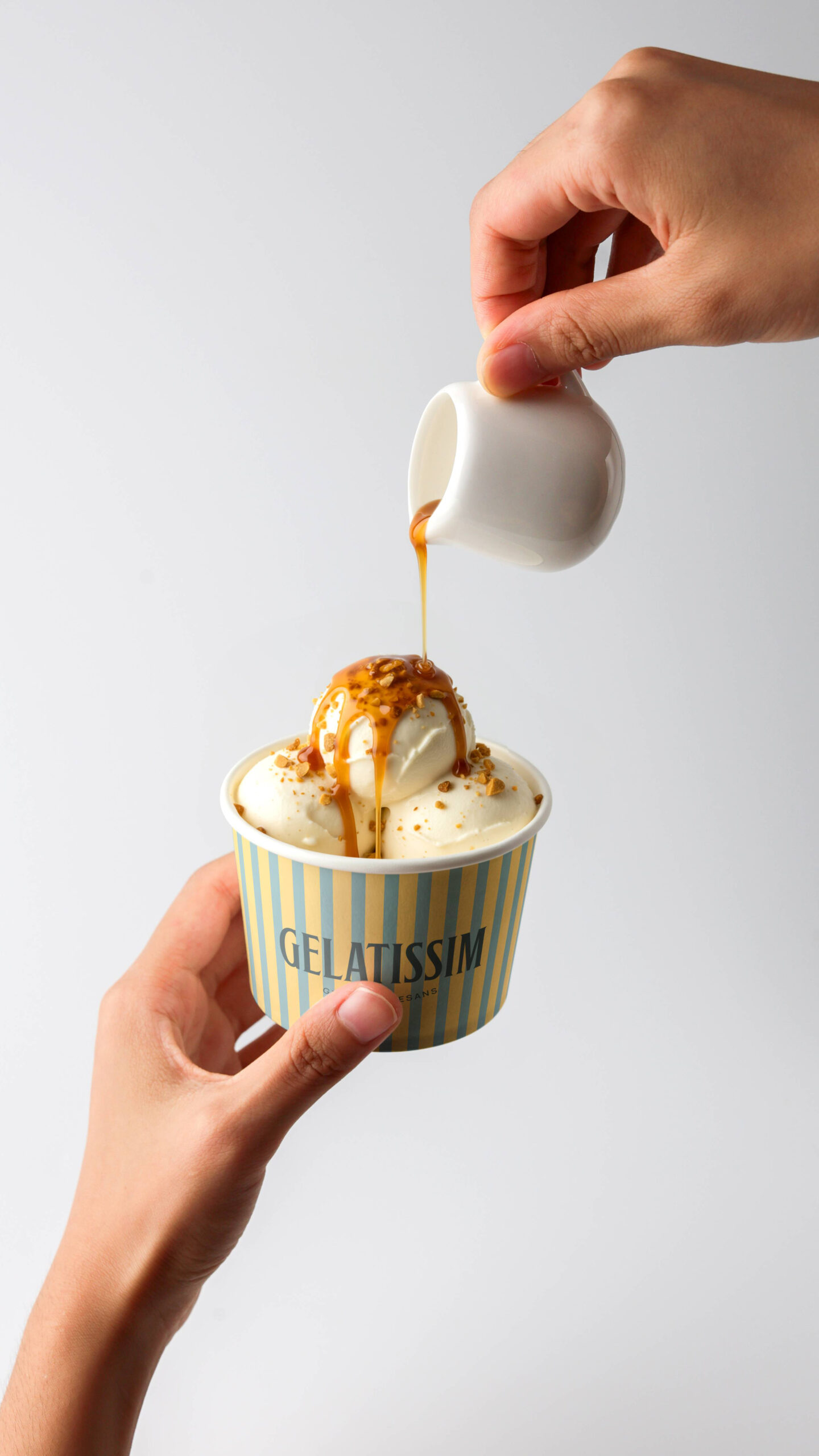 Helado artesanal Gelatissim con salsa de caramelo y topping crujiente.