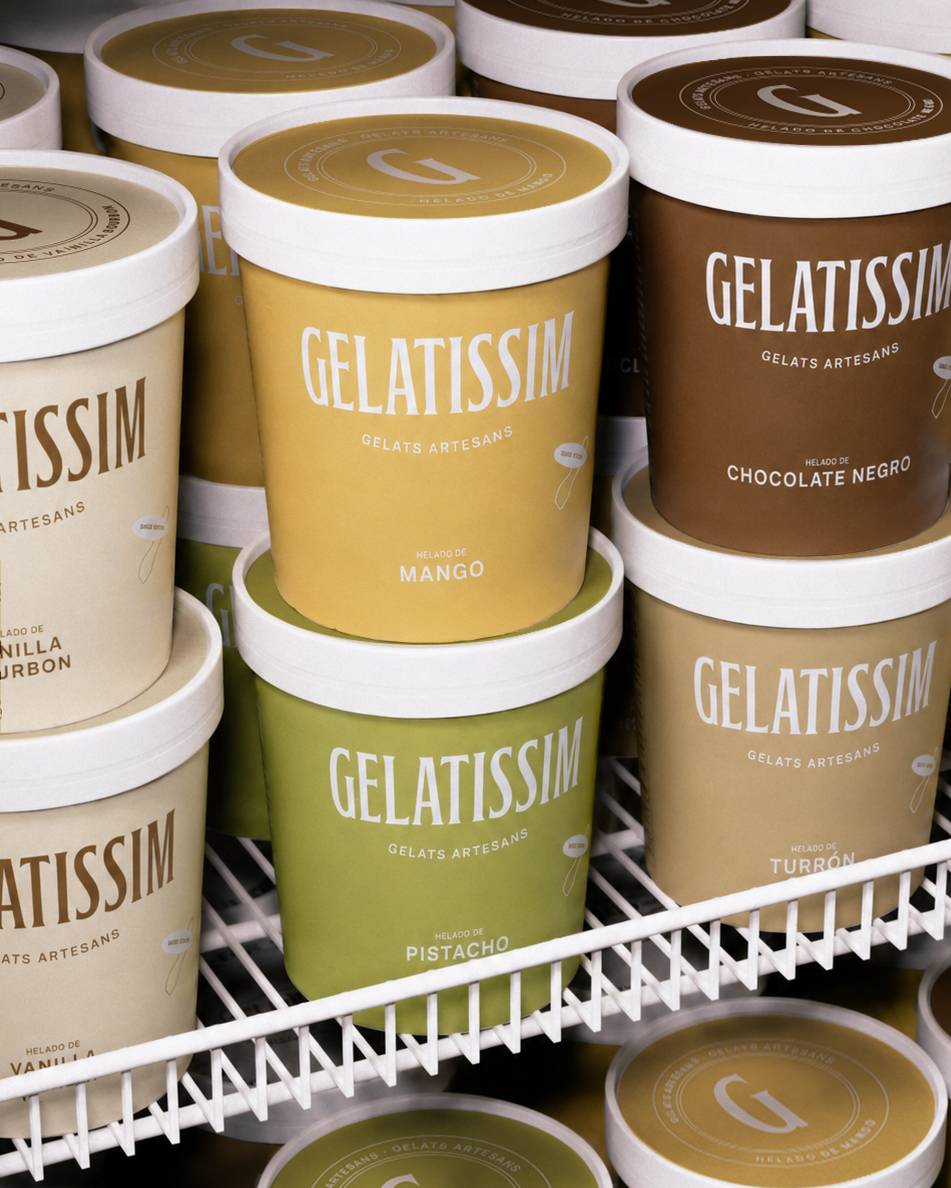 Envases de Gelatissim organizados en congelador con distintos sabores de helado artesano, dentro de un sistema de packaging minimalista y contemporáneo.