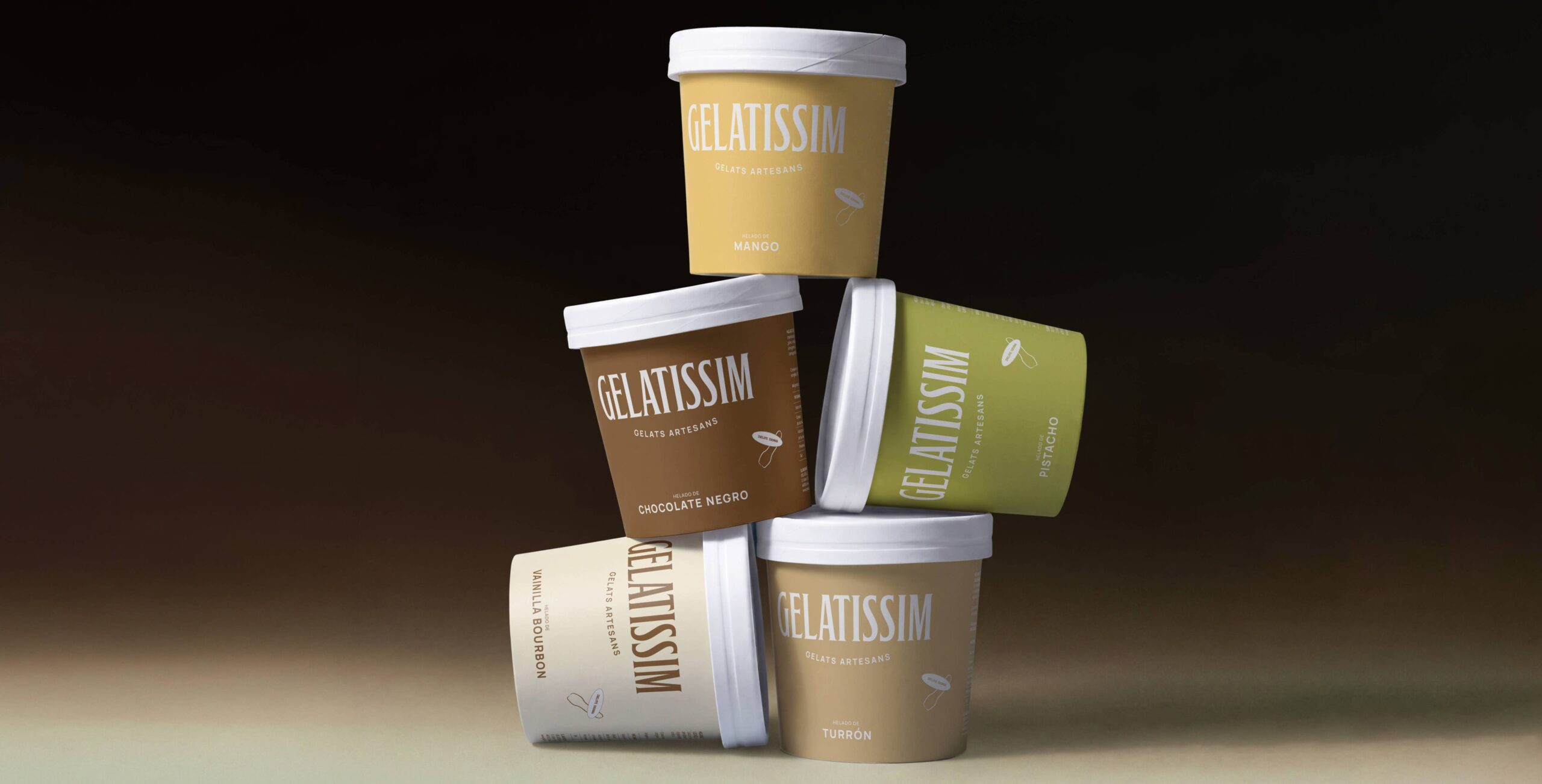 Composición horizontal de tarrinas de Gelatissim con diseño editorial y paleta cromática suave, creada para el branding de una heladería artesanal.