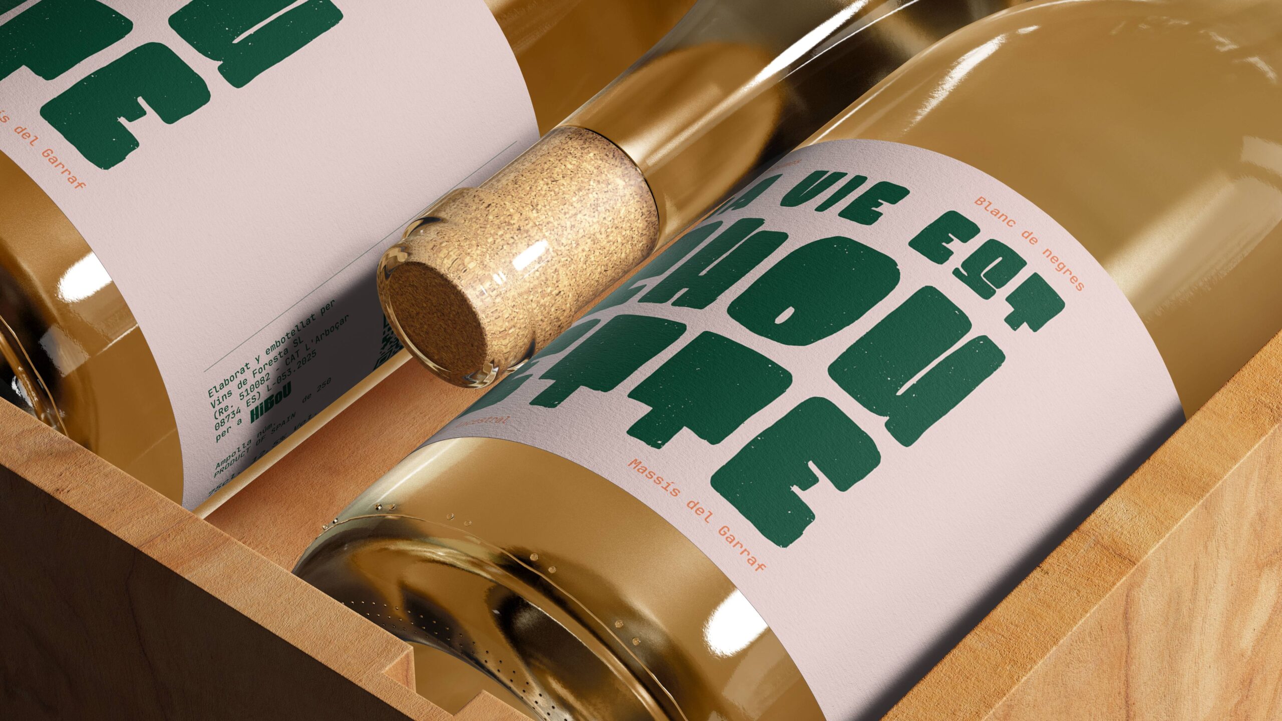 Botella de vino La Vie est Chouette con etiqueta tipográfica de gran formato