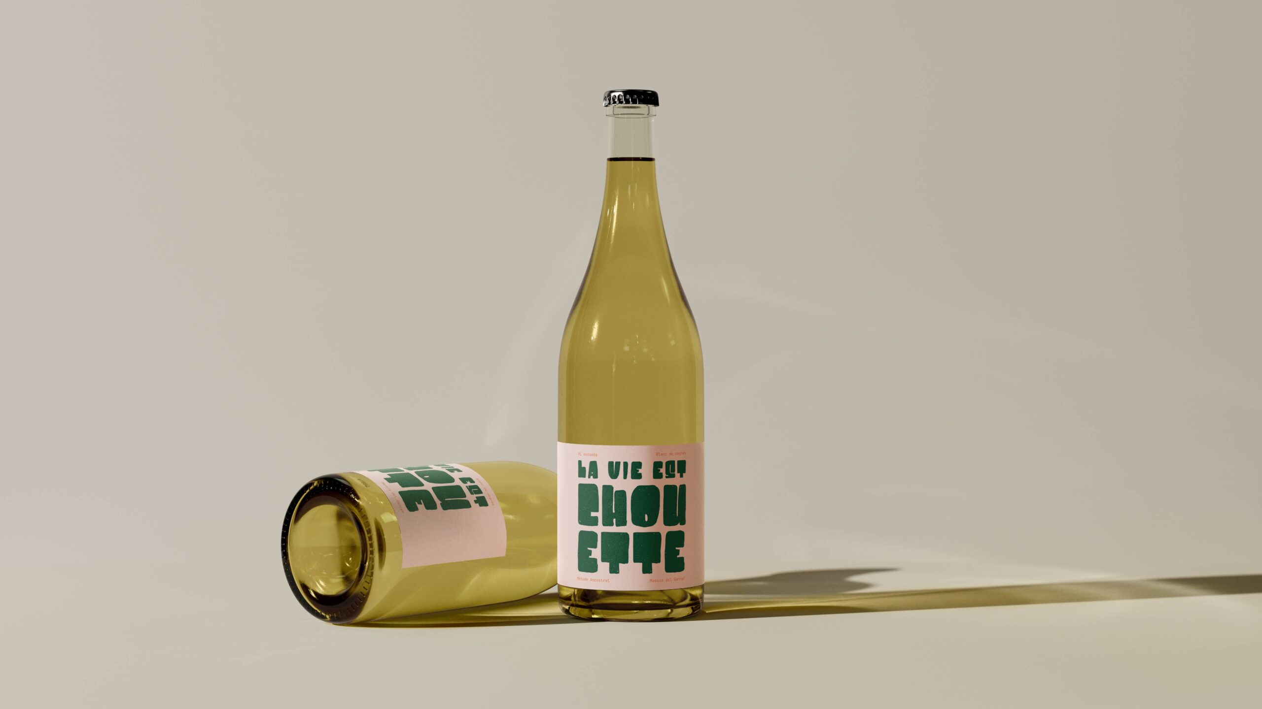 Composición de botellas de vino La Vie Est Chouette sobre fondo minimalista con iluminación cálida.