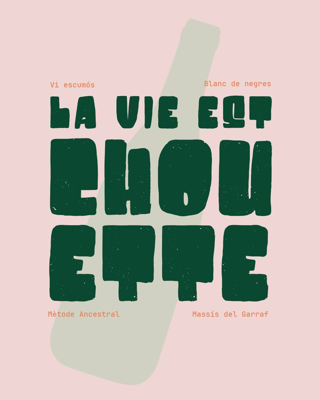 Diseño gráfico de etiqueta para vino natural La Vie Est Chouette con tipografía bold y estética retro.