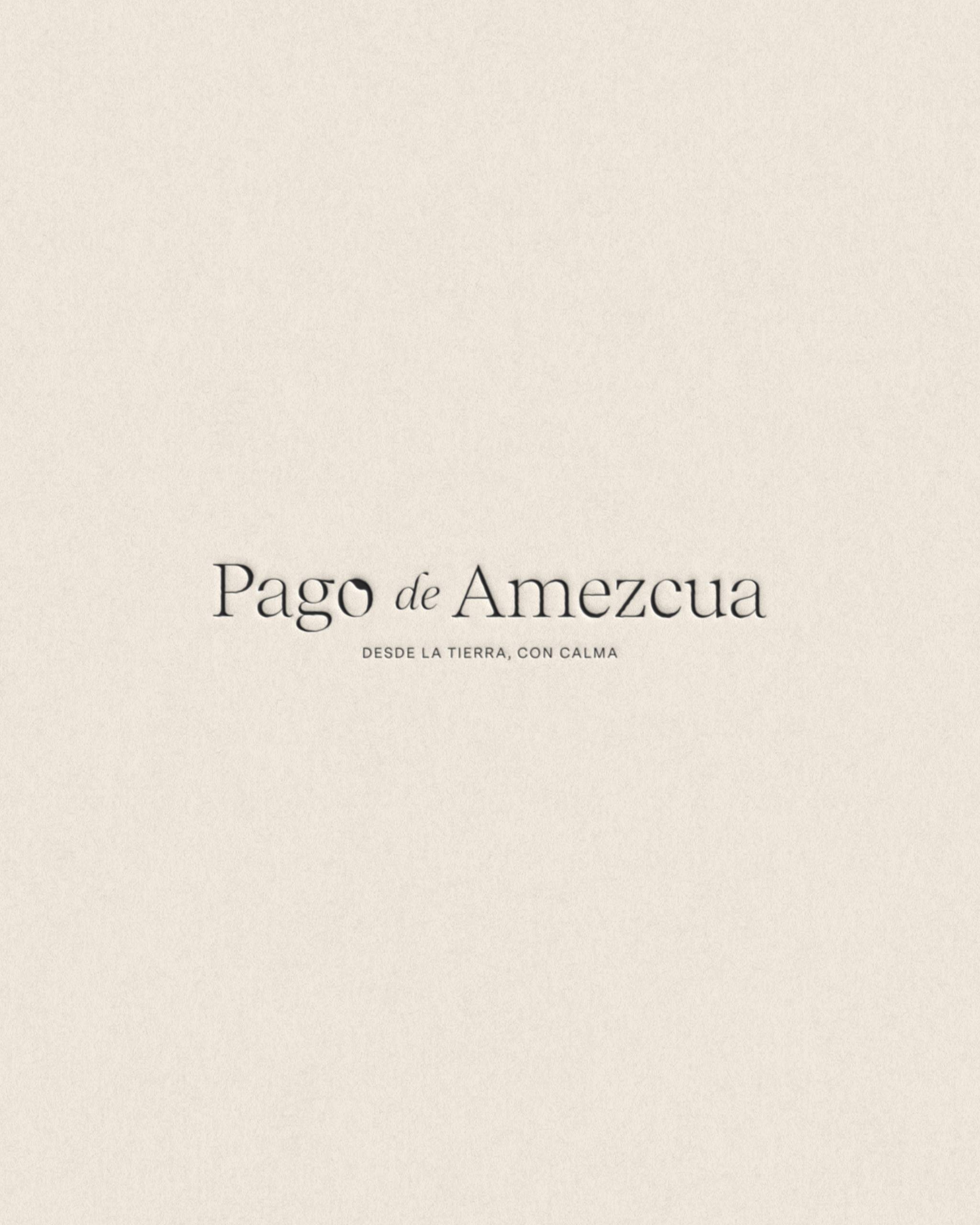 Logotipo tipográfico de Pago de Amezcua sobre fondo texturizado en tono marfil