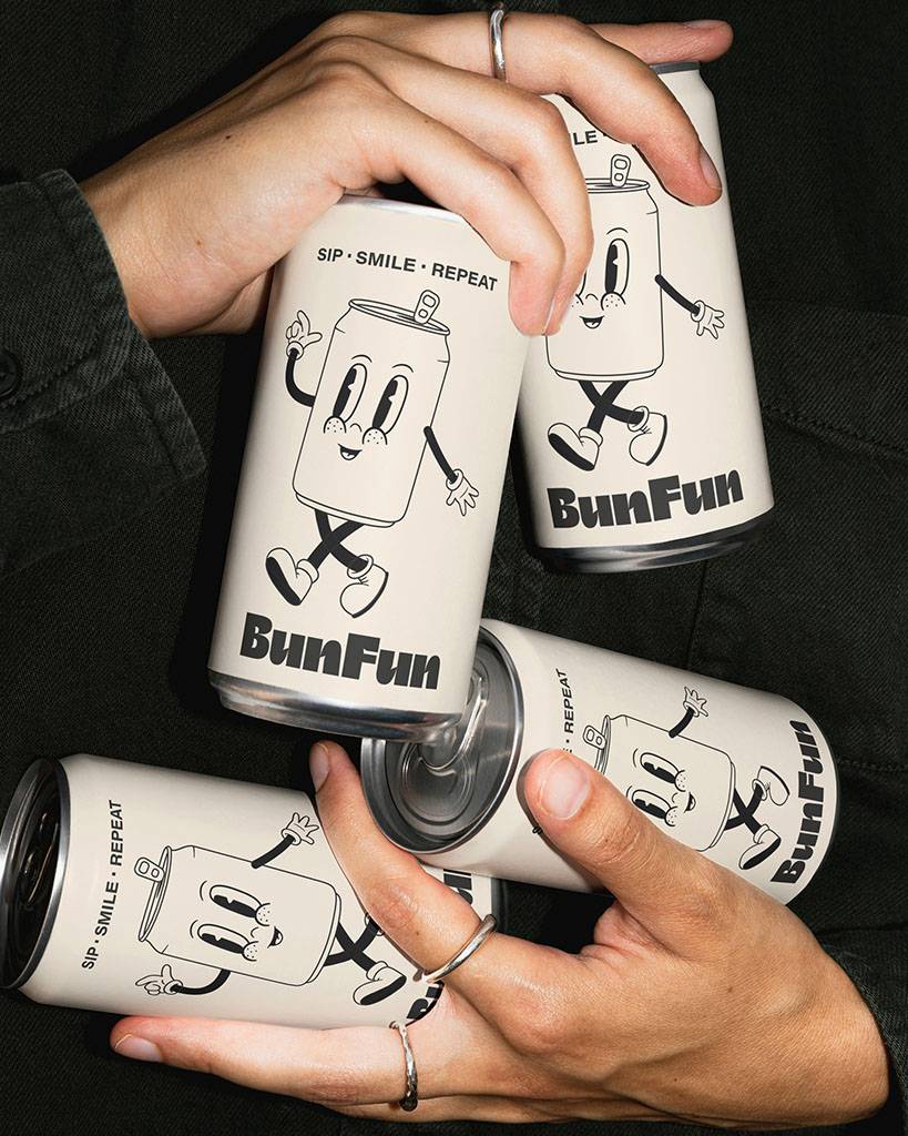Latas de BunFun con ilustraciones monocromáticas y diseño tipográfico playful
