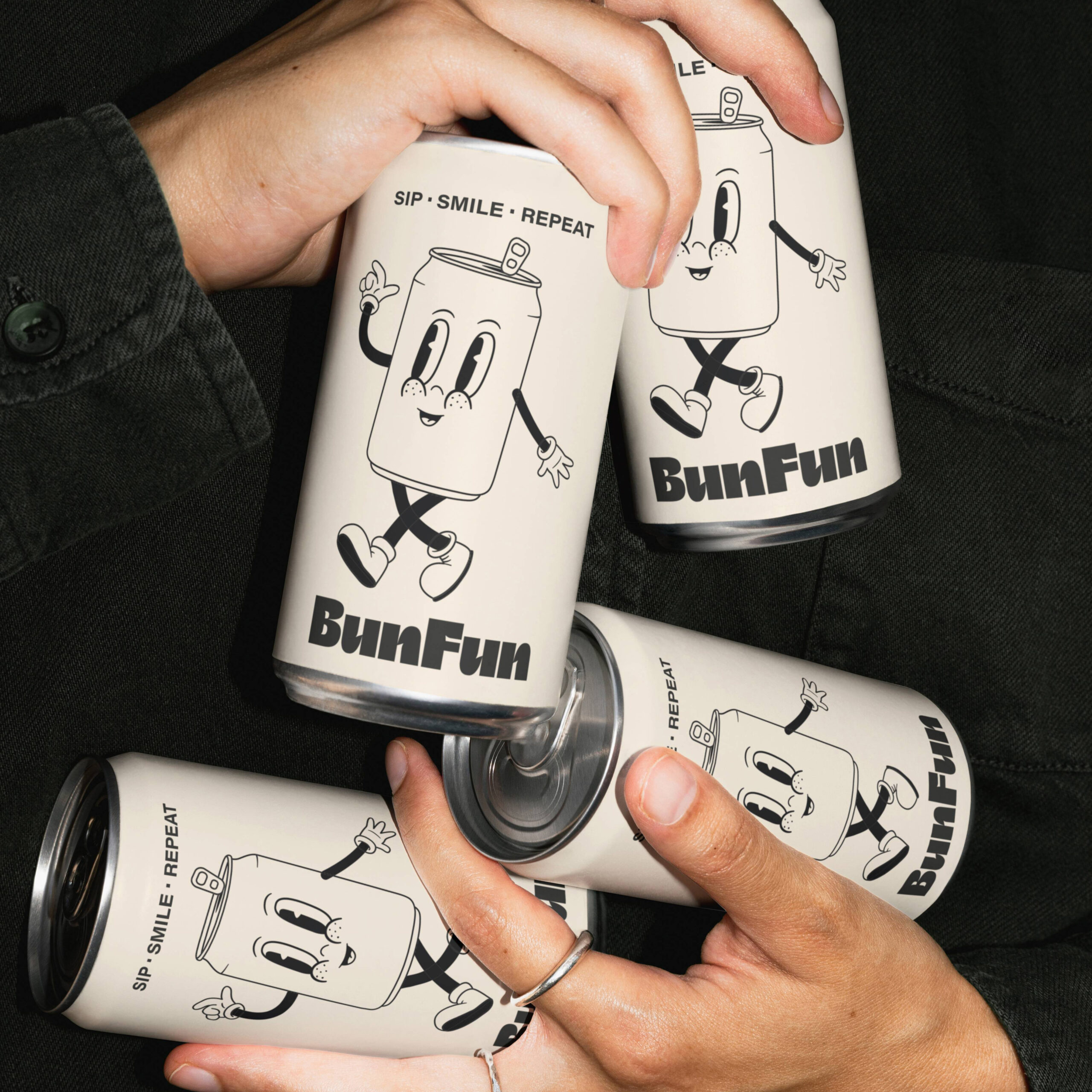Latas de BunFun con ilustraciones monocromáticas y diseño tipográfico playful