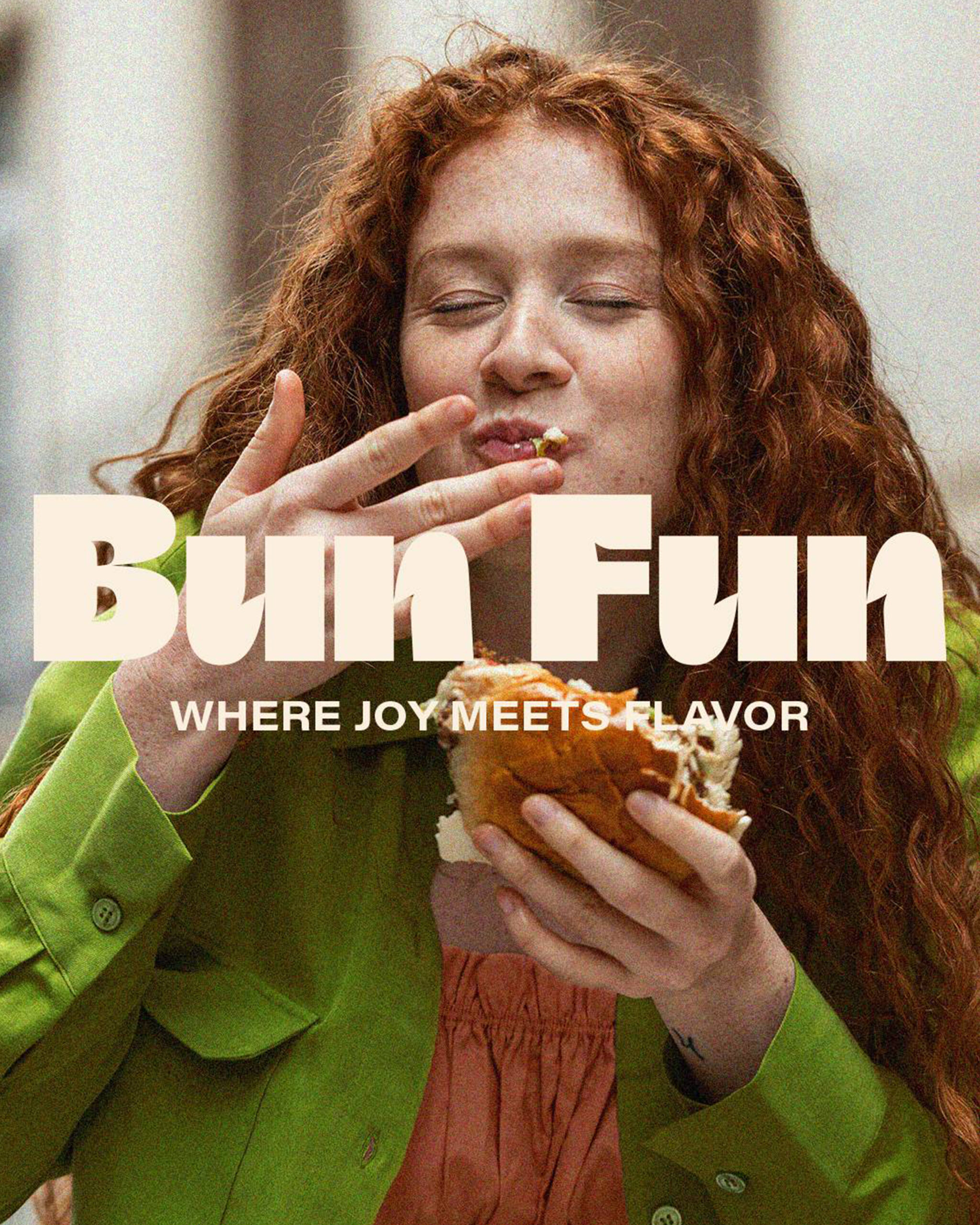 Fotografía de lifestyle de marca: joven disfrutando de una hamburguesa de BunFun con el eslogan "Where joy meets flavor" superpuesto en tipografía bold.