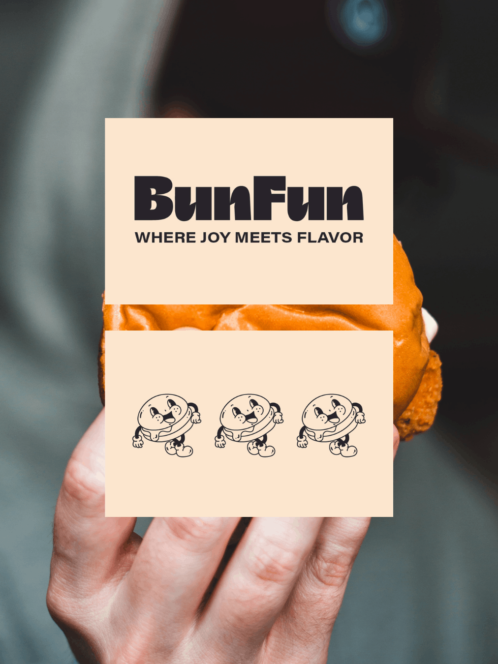 Diseño de papelería corporativa: tarjetas de visita de BunFun mostrando el logotipo y variaciones de la mascota sobre un fondo desenfocado de producto real.