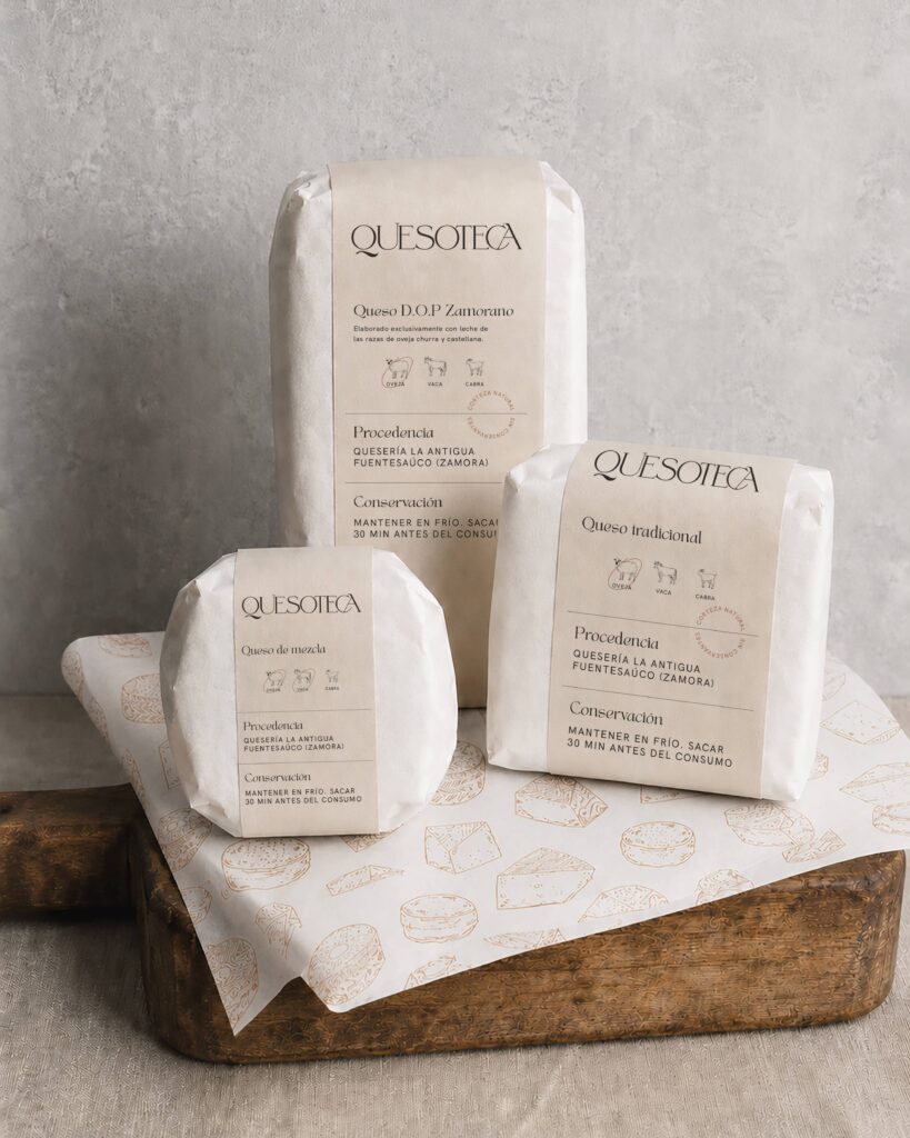 Packaging de quesos artesanales Quesoteca con etiquetas informativas en tonos crema y diseño editorial elegante.