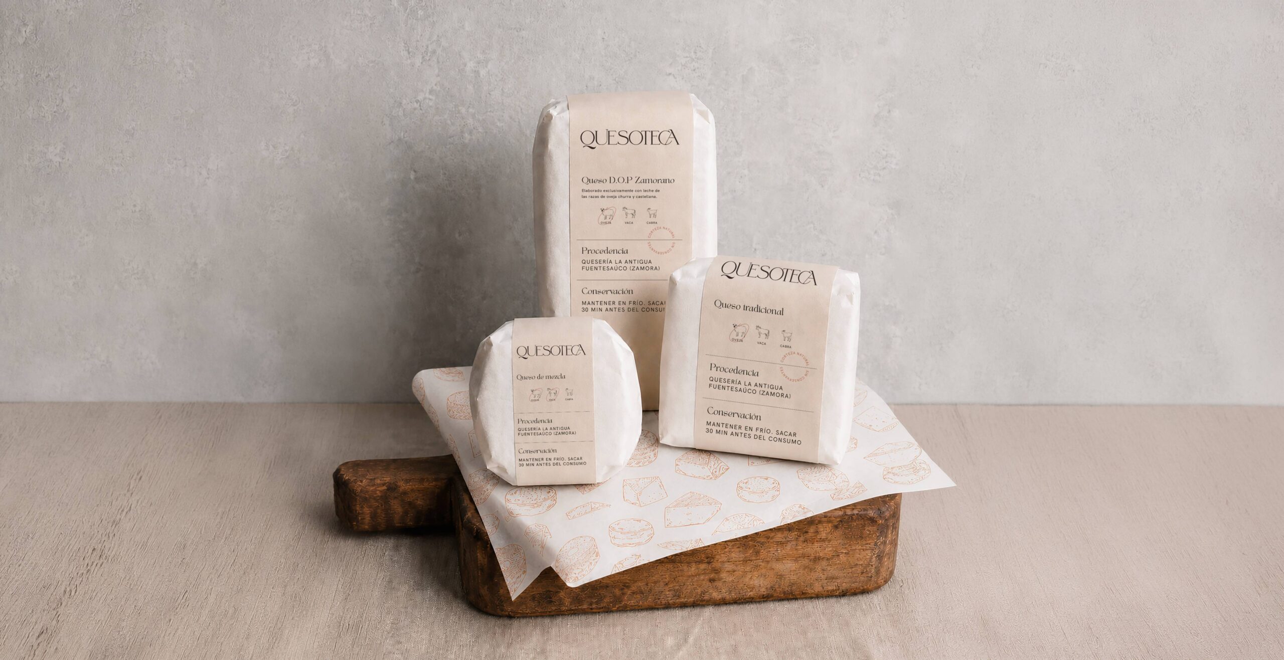 Packaging de quesos artesanales Quesoteca con etiquetas informativas en tonos crema y diseño editorial elegante.