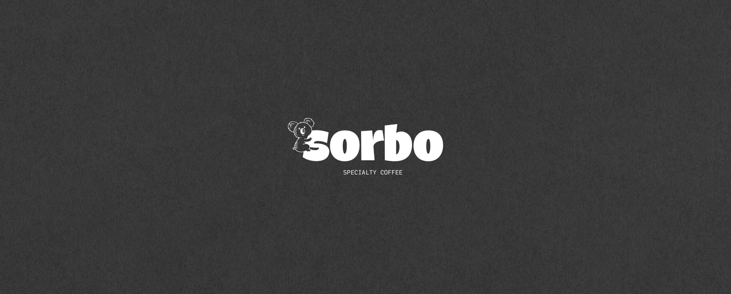 Logotipo de Sorbo Specialty Coffee en color blanco con el isotipo del koala sobre un fondo gris oscuro texturizado.
