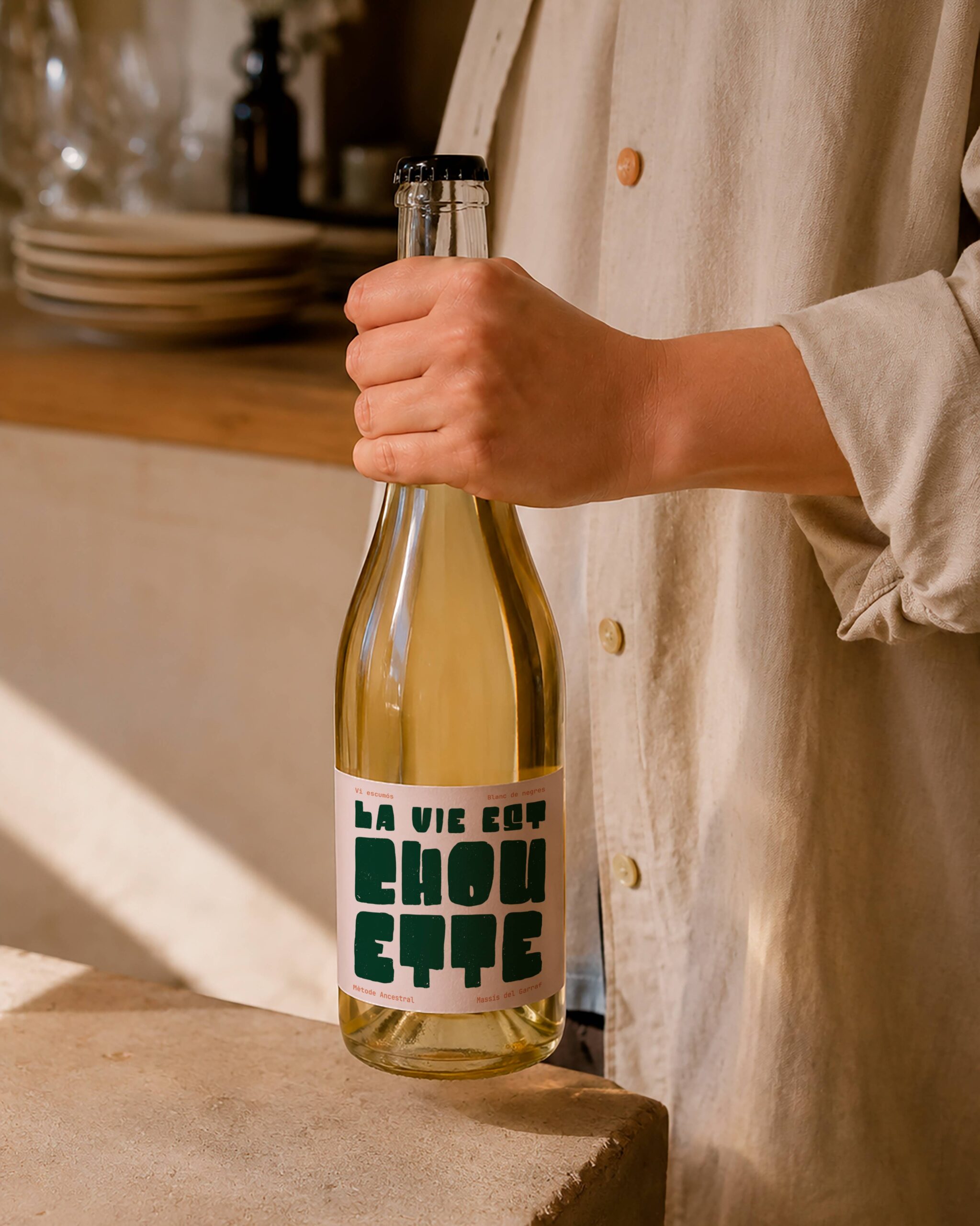 Botellas de vino La Vie Est Chouette con identidad gráfica tipográfica en gran formato