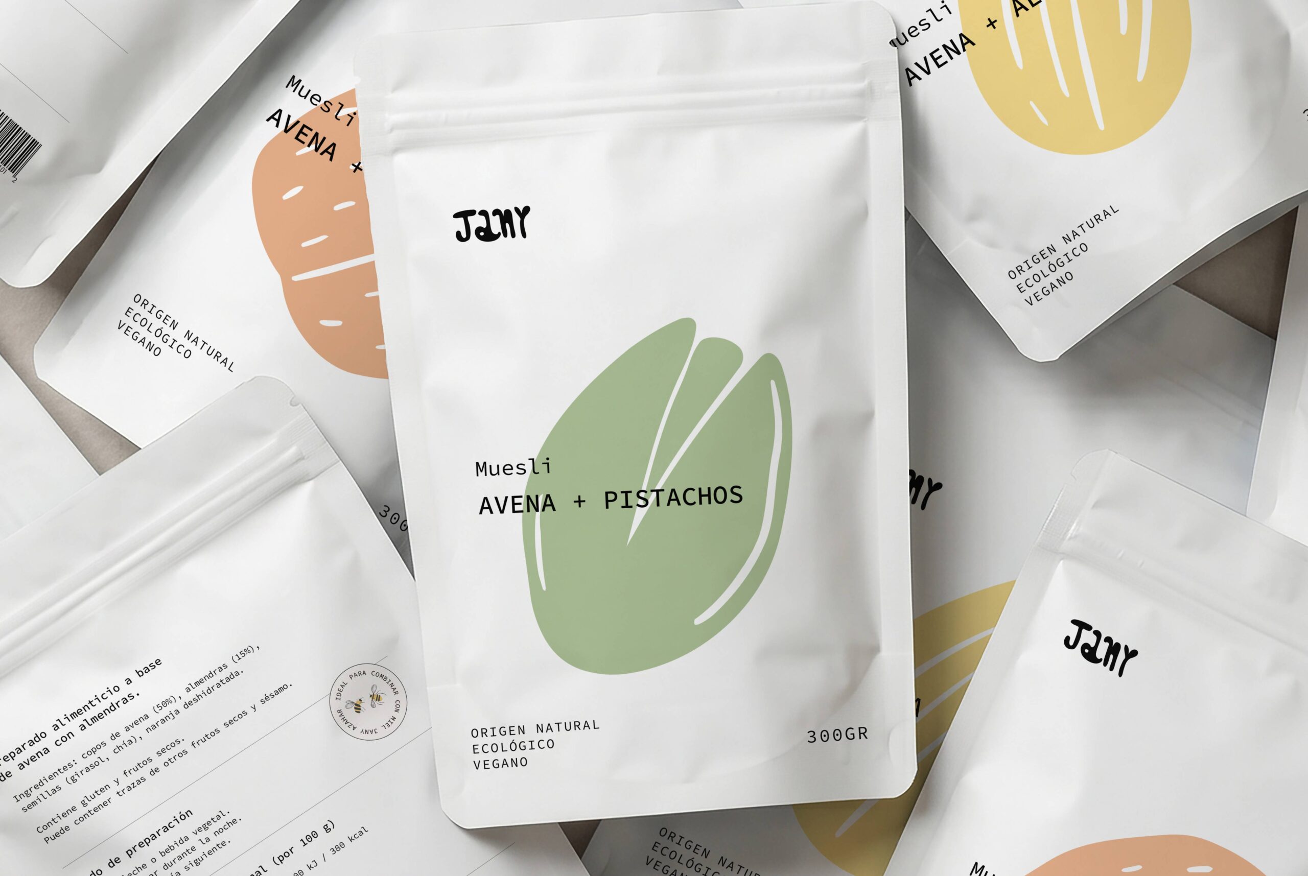 Packaging minimalista de muesli Jany sabor avena y pistachos sobre composición de bolsas y etiquetas de marca.