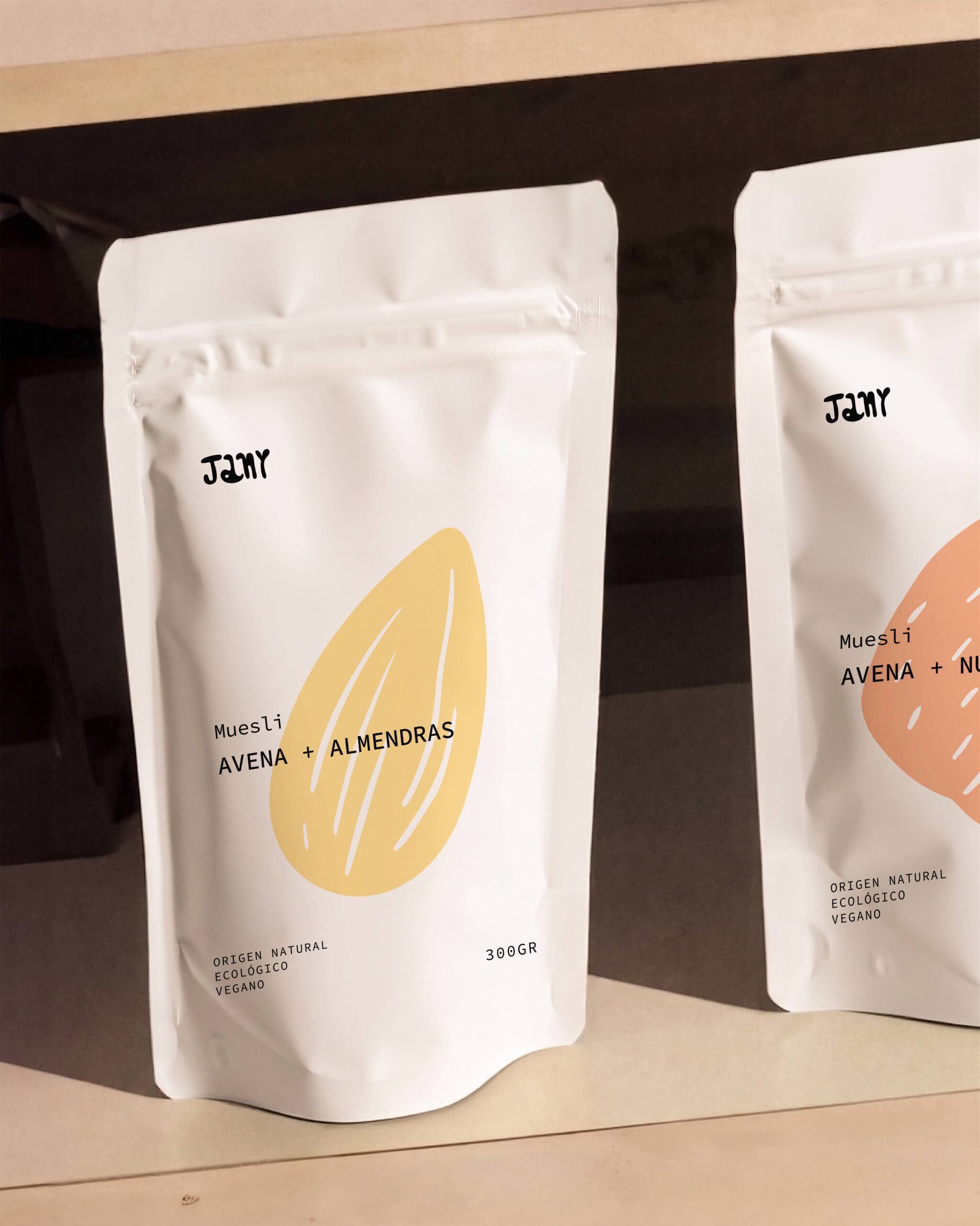 Bolsas de muesli Jany en estantería con diseño de packaging minimalista en tonos pastel.